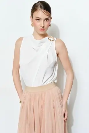 Blusa Con Prendedor Blanca