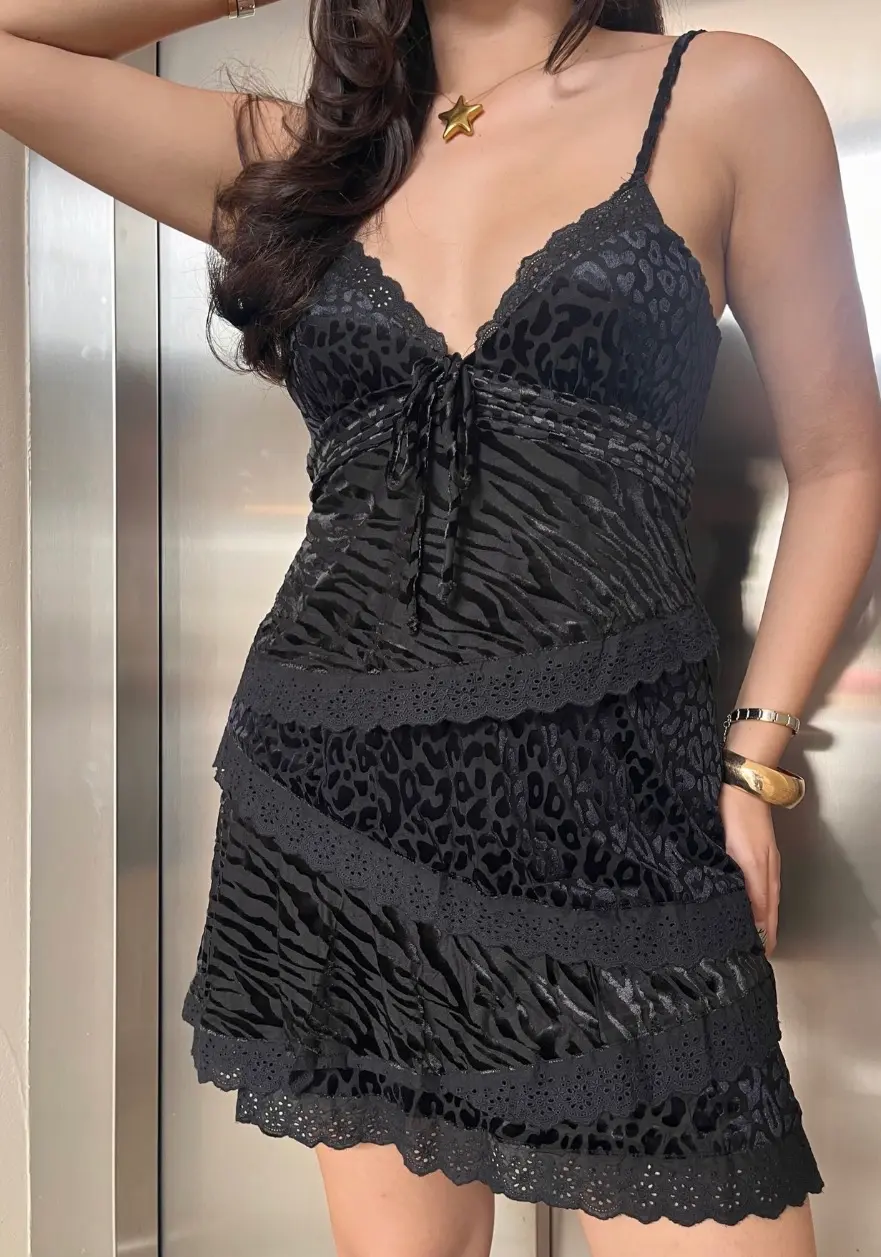 Vestido Corto Estampado Negro