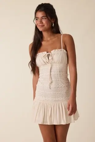 Vestido Mini Beige con Encaje