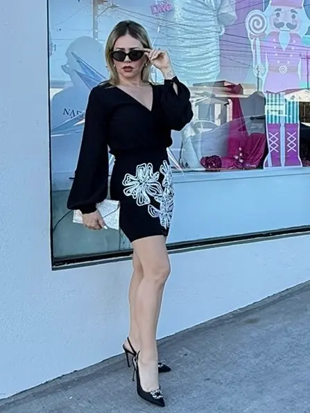 Vestido Corto Negro con Mangas y Pedreria