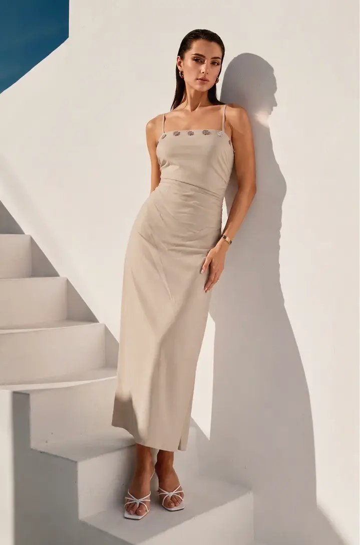 Vestido Midi Beige con Botones