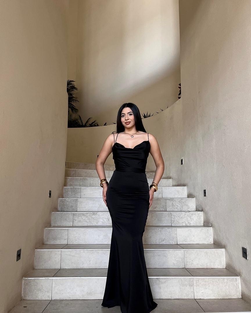 Vestido Satinado Escotado Negro