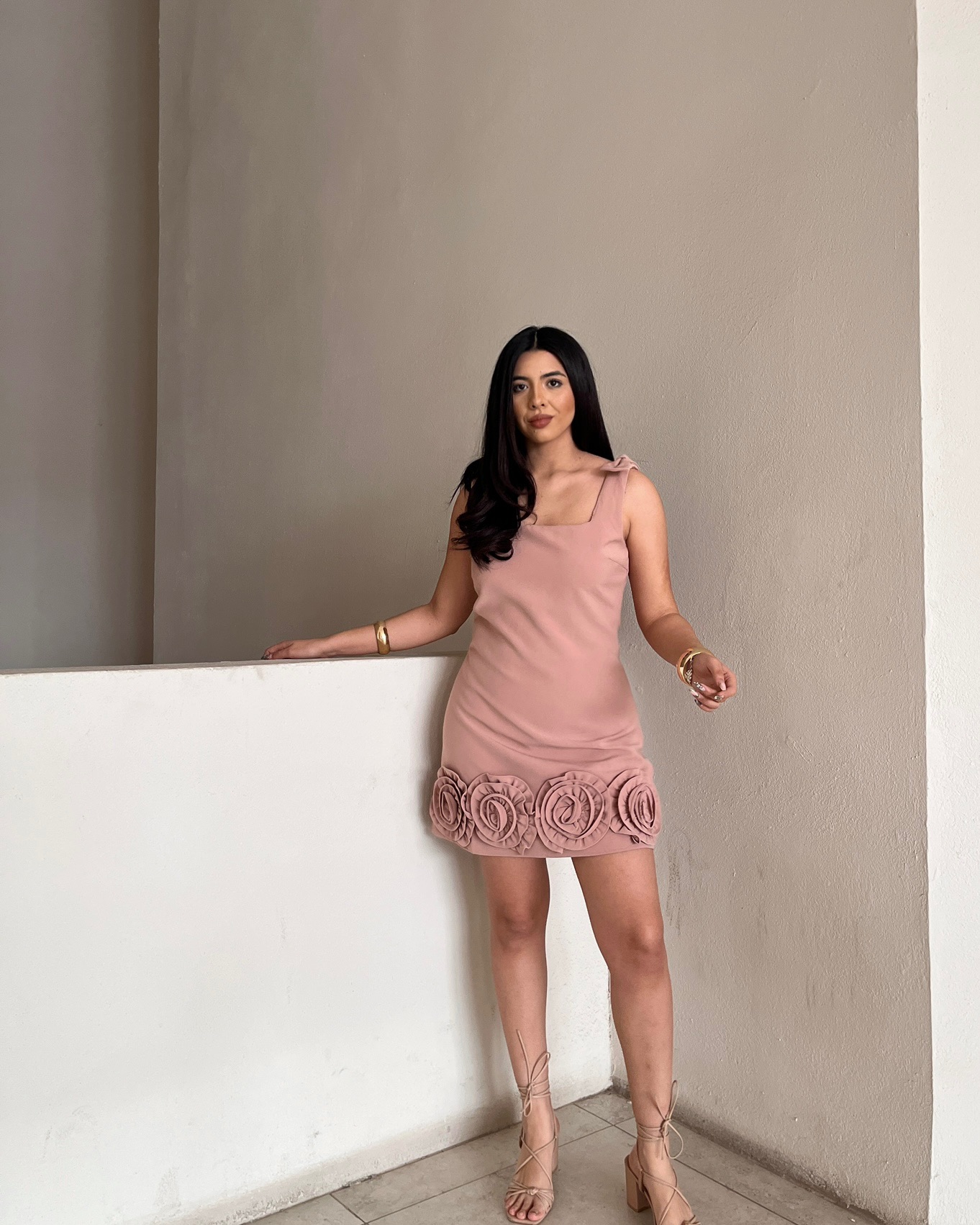 Vestido Corto Rosa con Flores