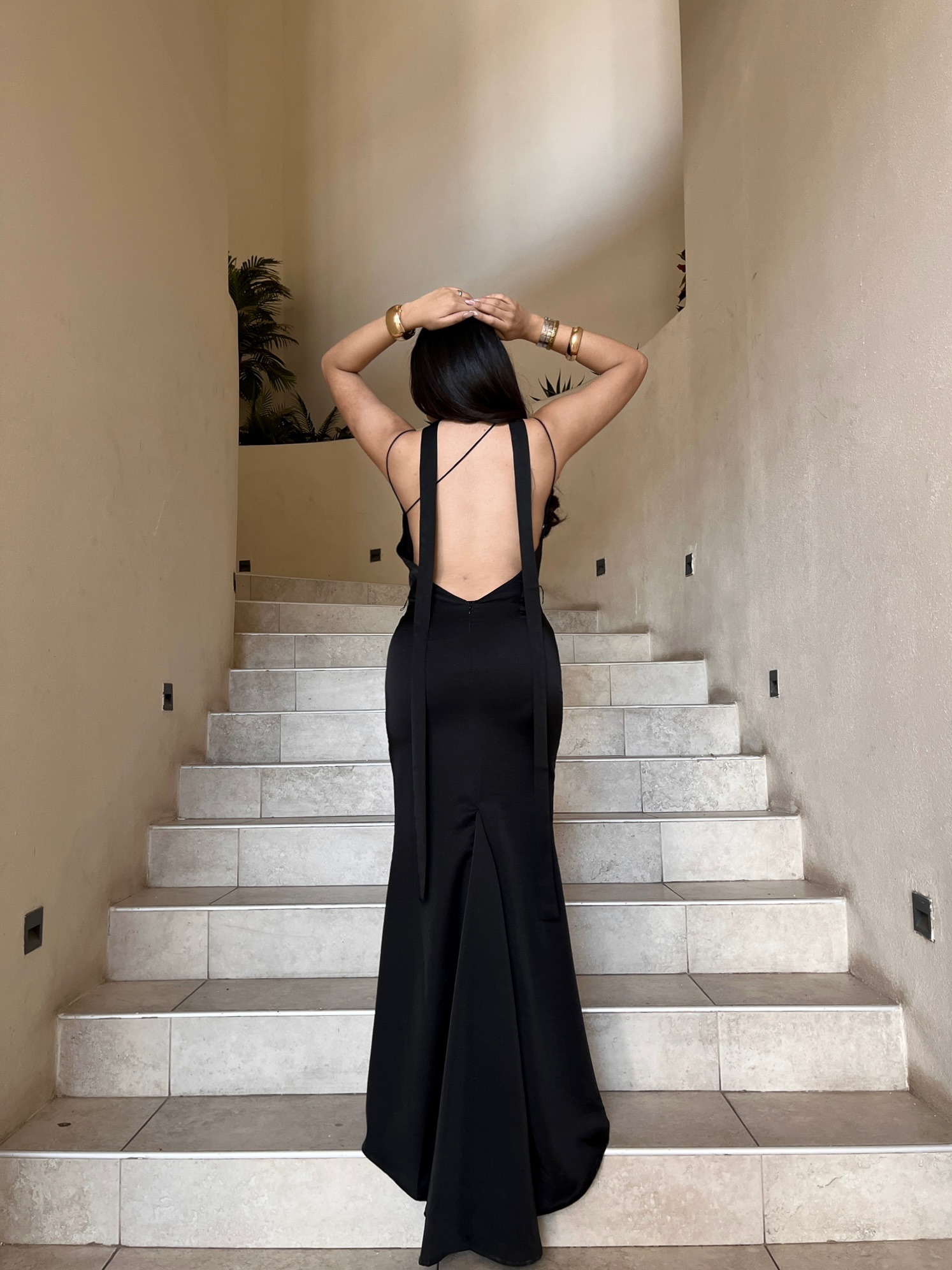 Vestido Satinado Escotado Negro