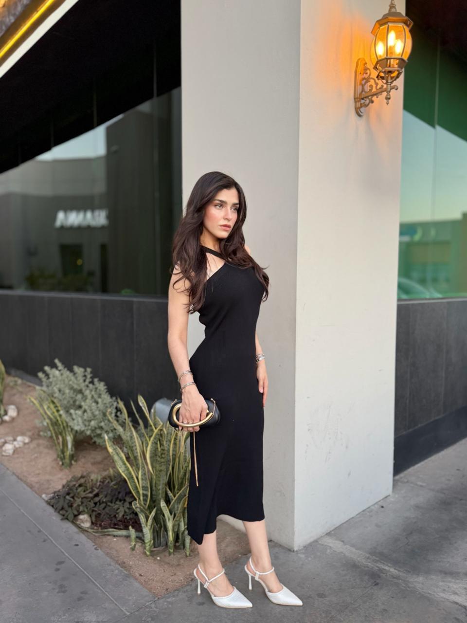 Vestido Ajustado Midi Negro