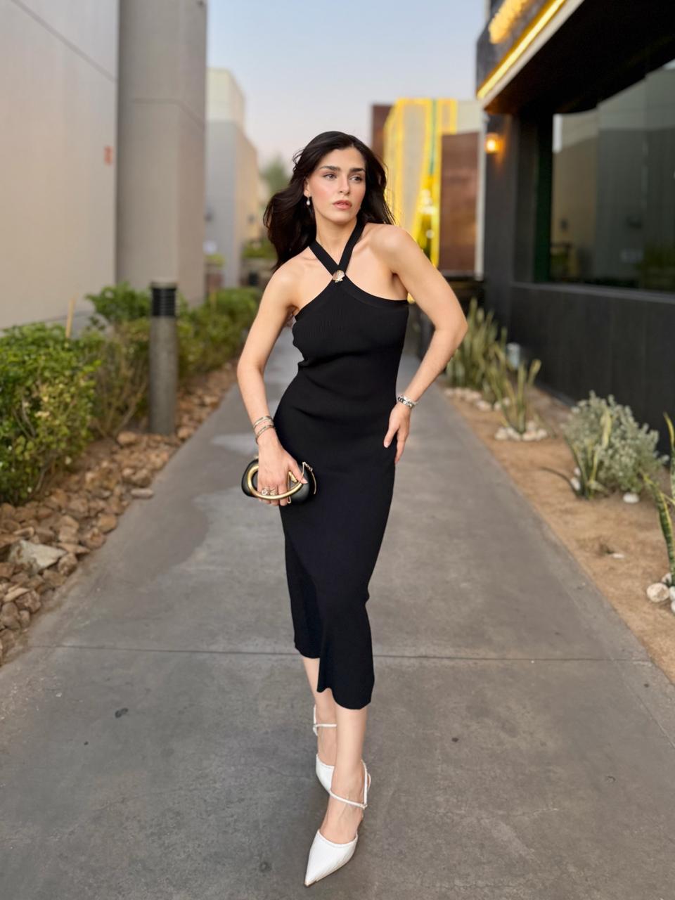 Vestido Ajustado Midi Negro