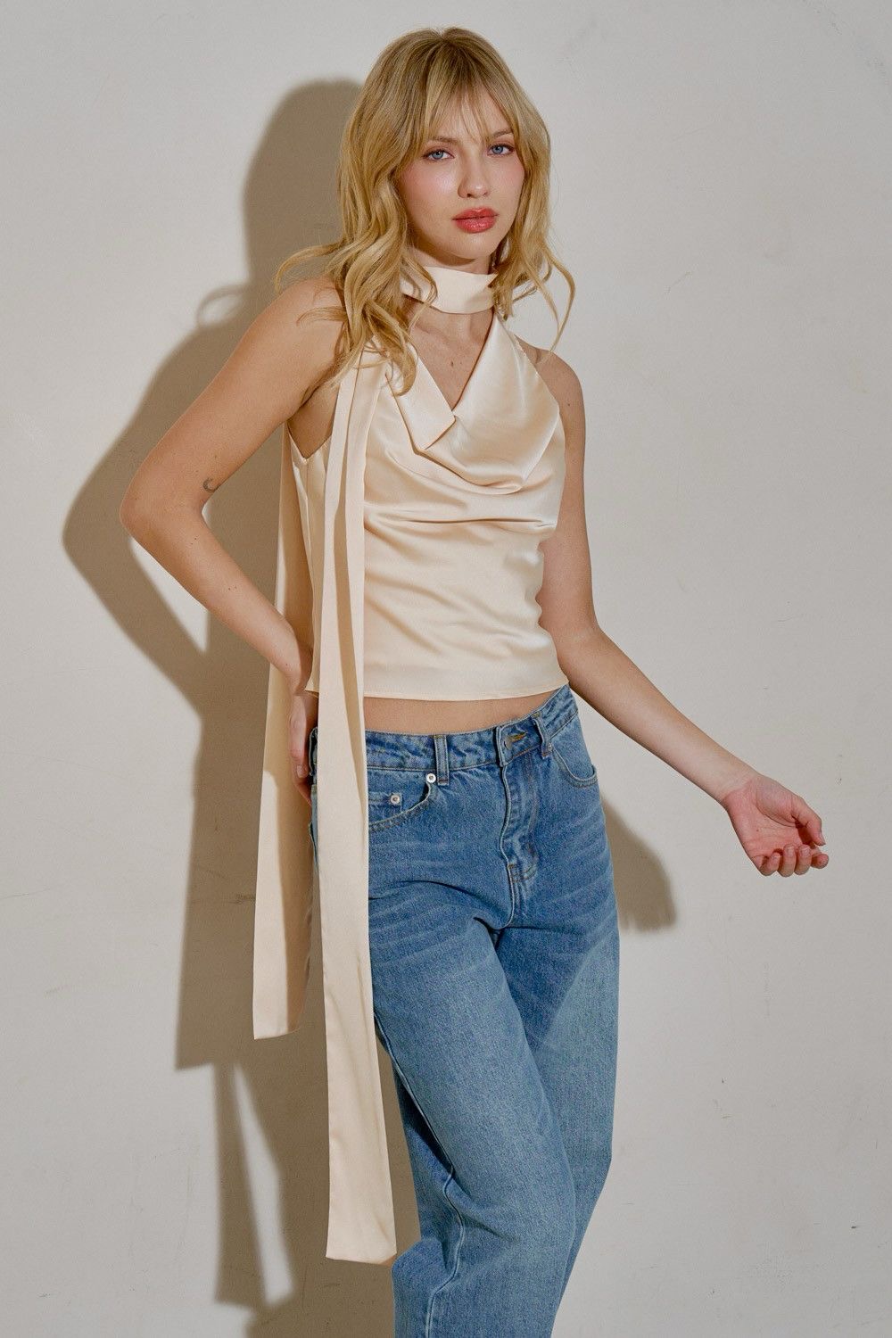 Blusa Satinada Butter Yellow con Escote Drapeado