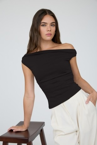 Blusa Basic Asimétrica Negra