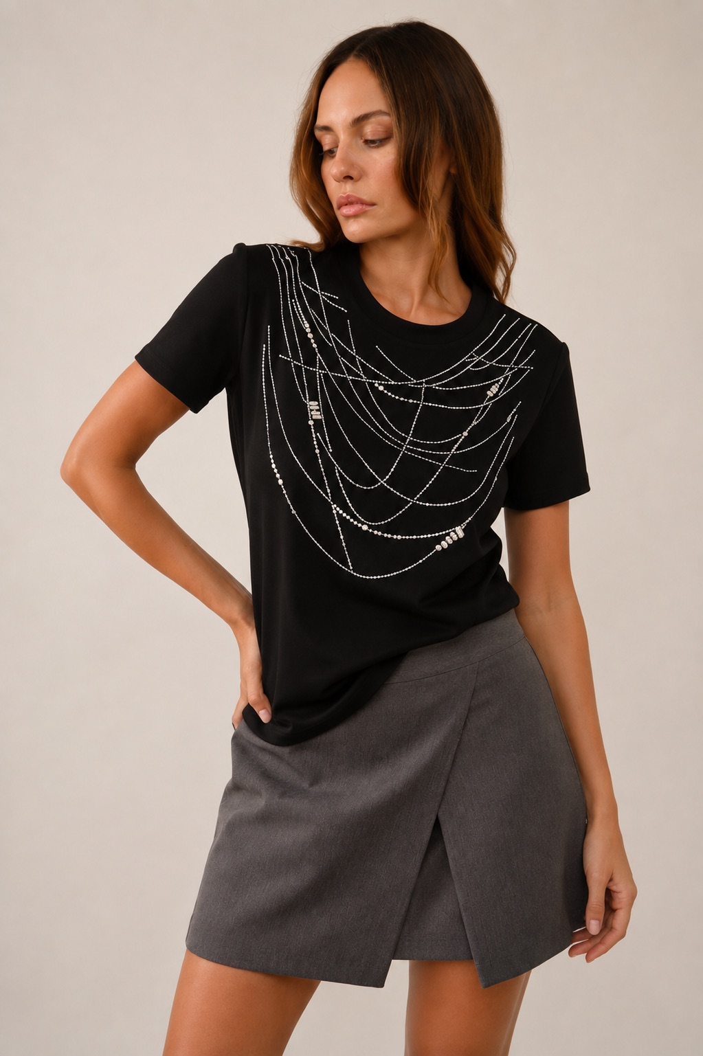 T Shirt Negra Con Detalles de Perlas